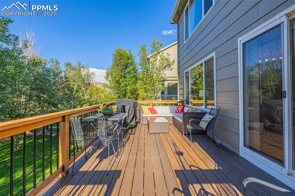 Image 11 of 50: Deck