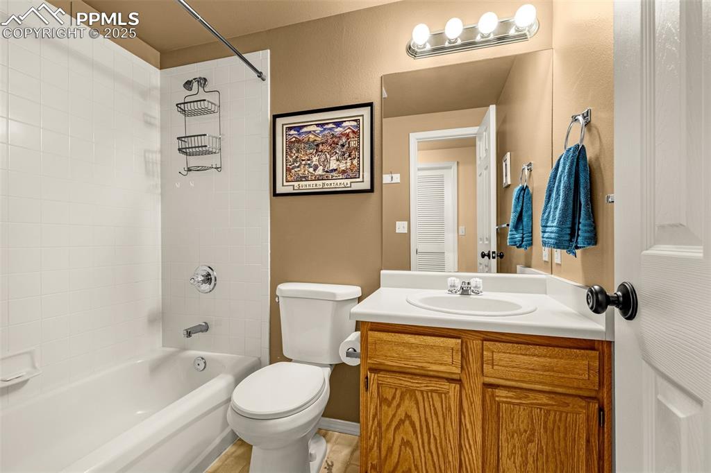 Image 34 of 50: Bathroom