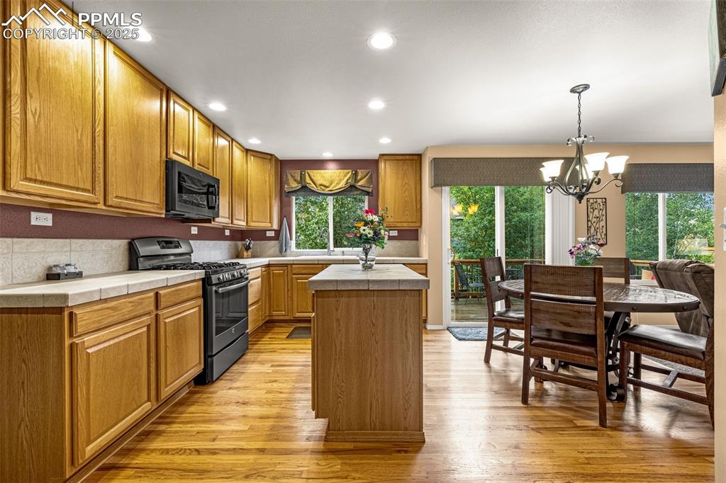 Image 8 of 50: Kitchen