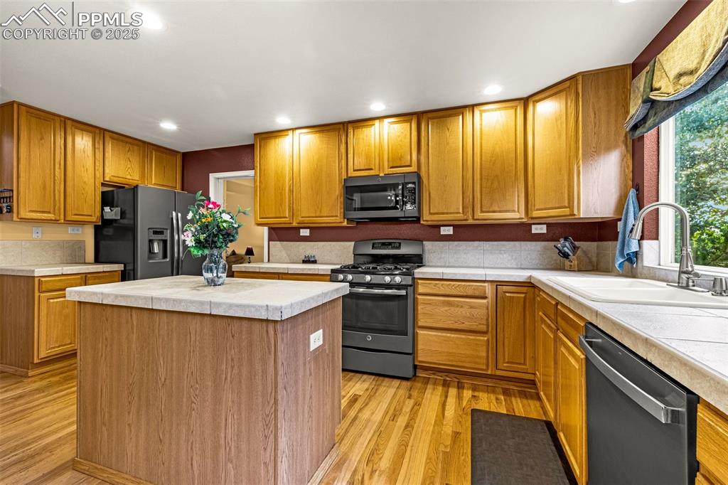 Image 9 of 50: Kitchen