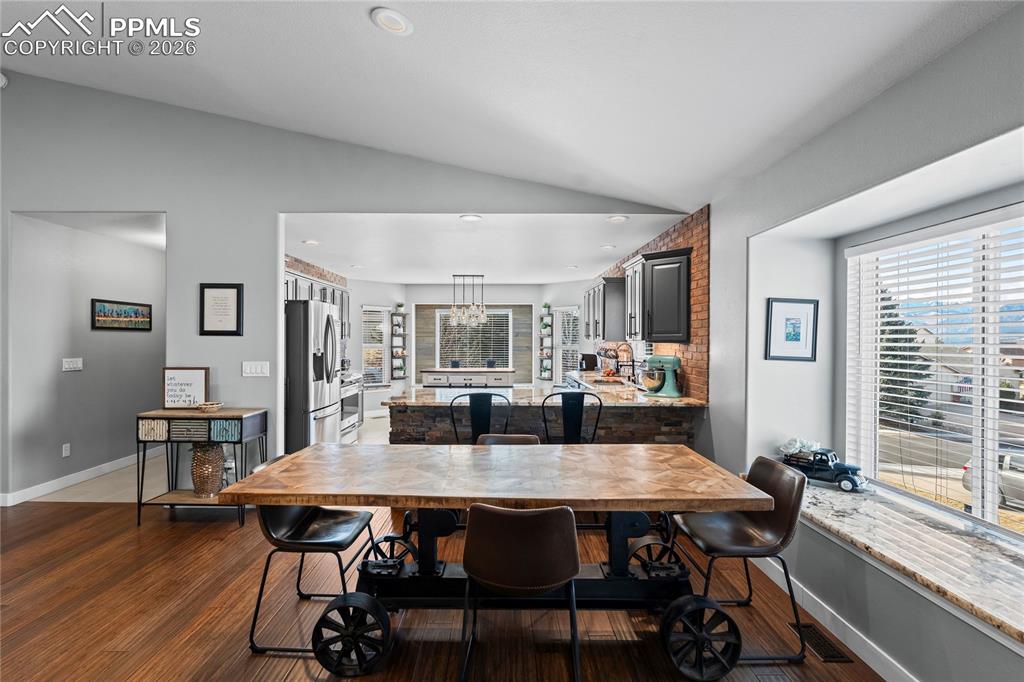 Image 11 of 50: Dining Area