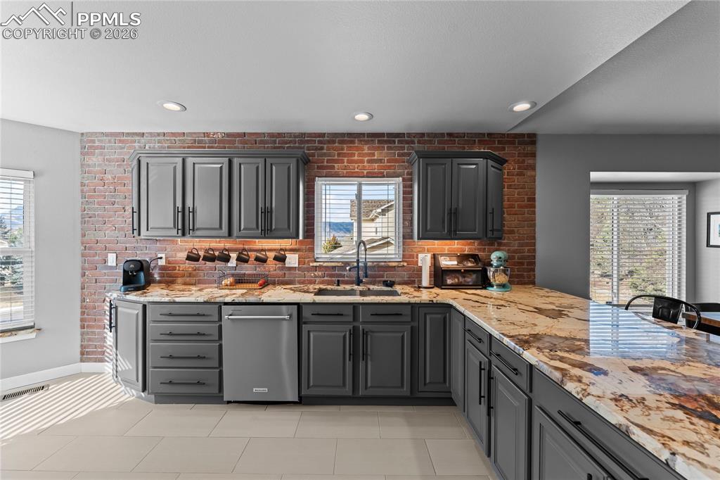 Image 13 of 50: Kitchen