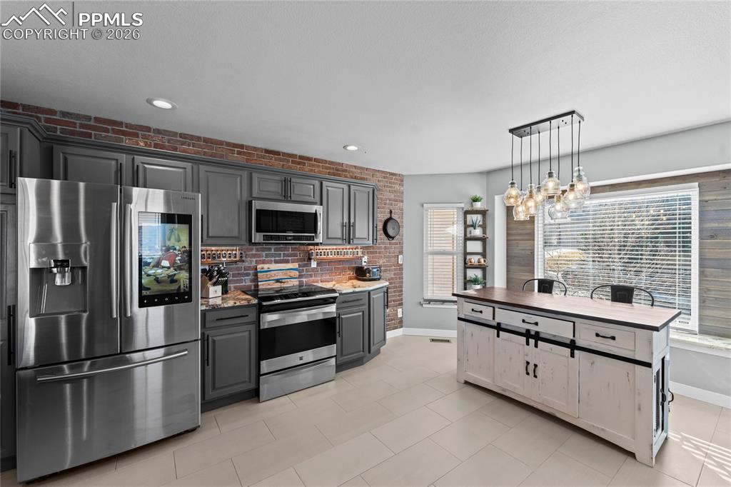 Image 14 of 50: Kitchen