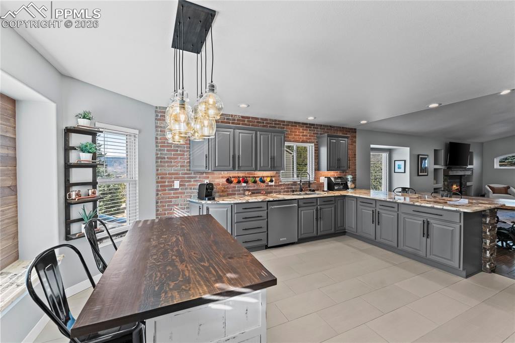 Image 15 of 50: Kitchen