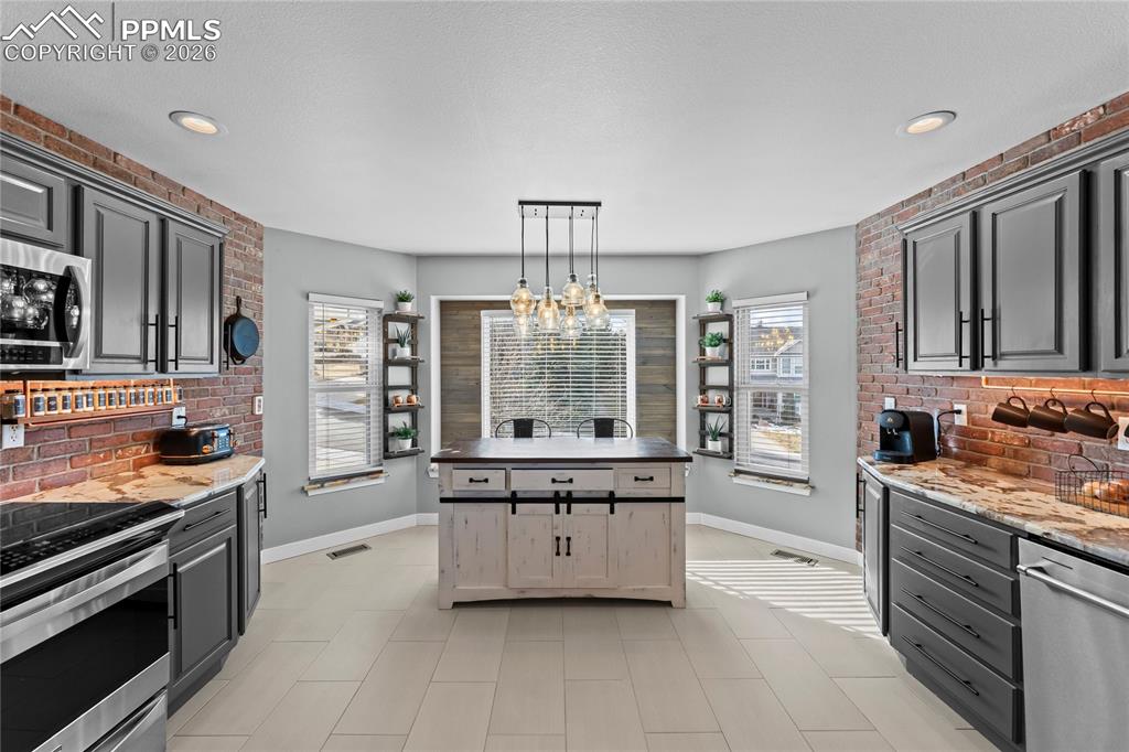 Image 16 of 50: Kitchen