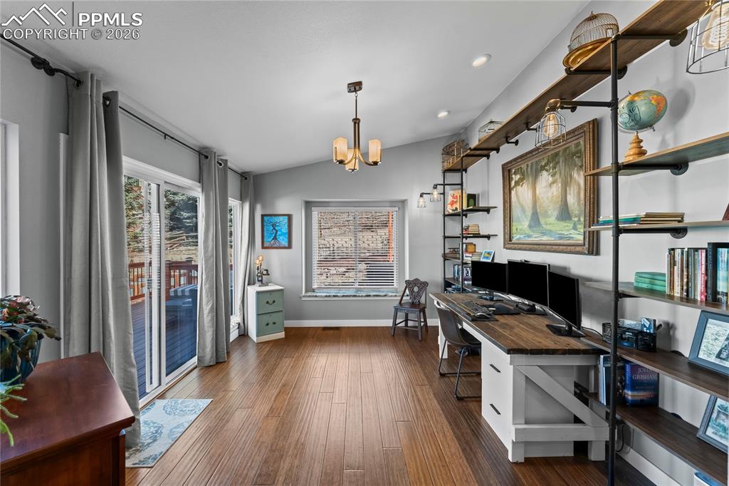 Image 18 of 50: Office