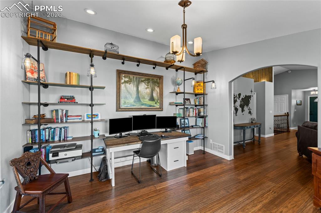 Image 19 of 50: Office