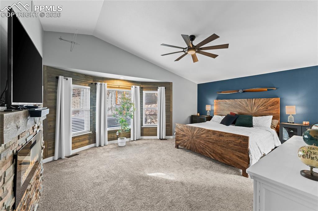 Image 21 of 50: Bedroom