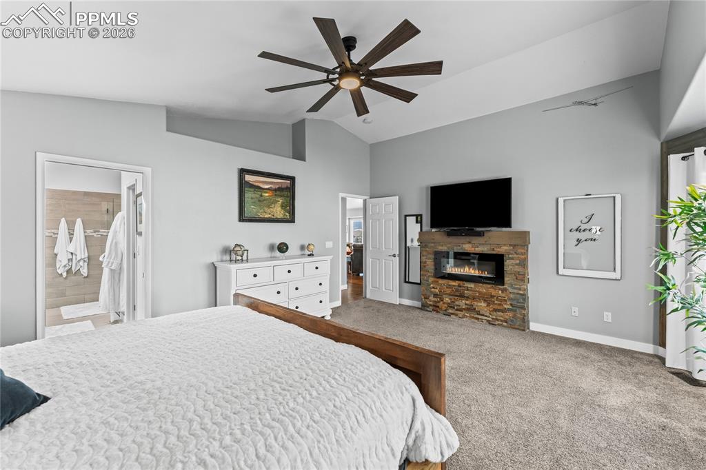 Image 23 of 50: Bedroom