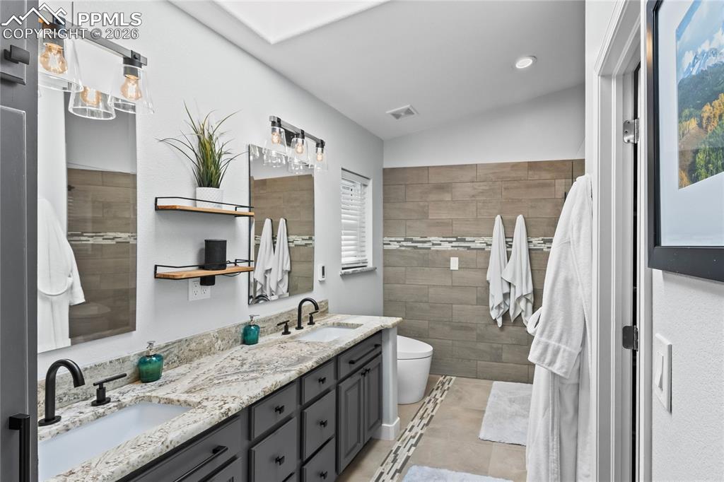 Image 24 of 50: Bathroom