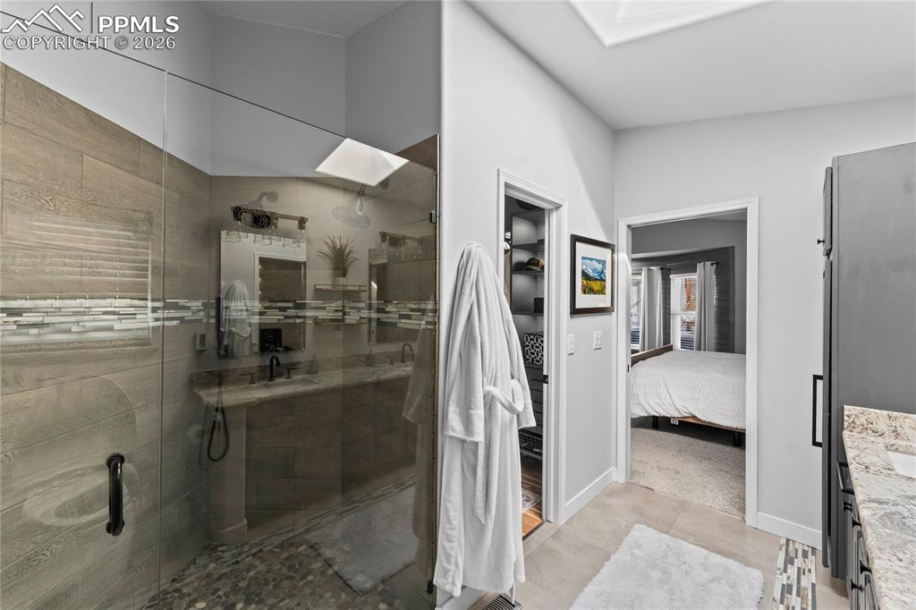 Image 25 of 50: Bathroom