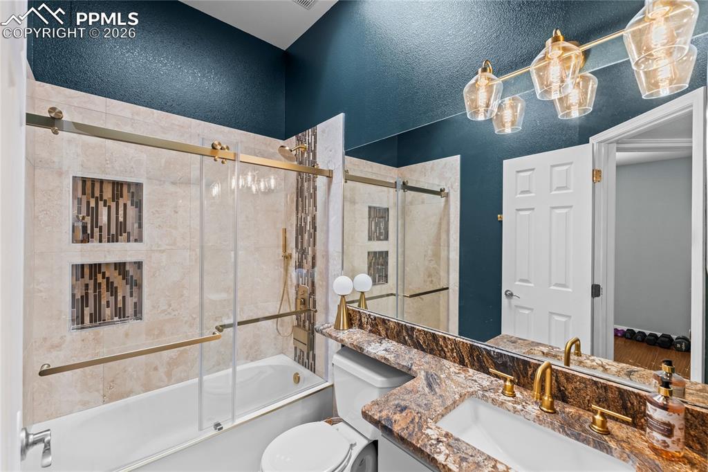 Image 28 of 50: Bathroom