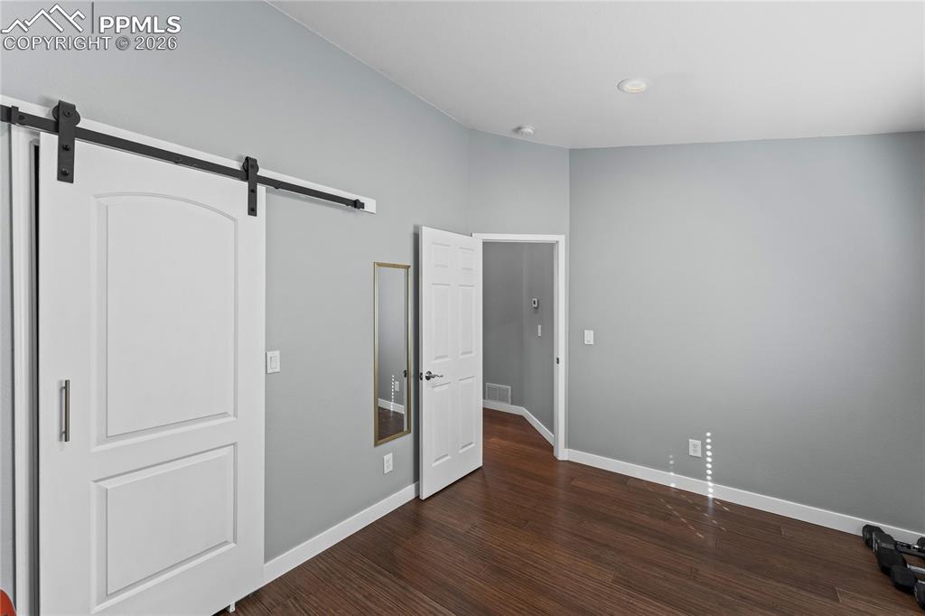 Image 30 of 50: Bedroom