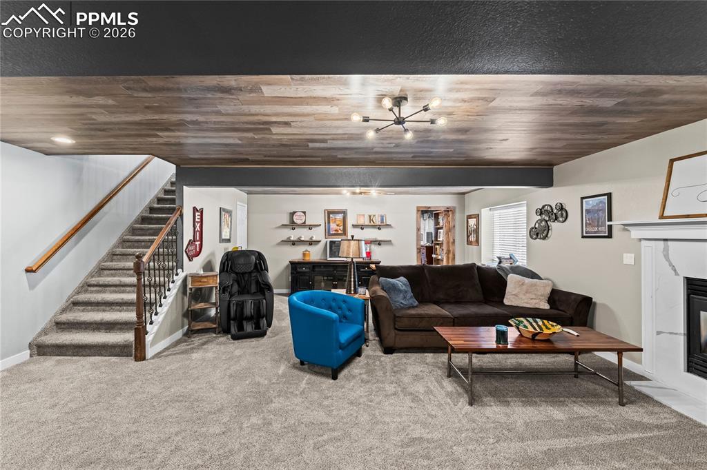 Image 33 of 50: Living Room