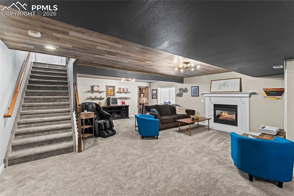 Image 34 of 50: Living Room