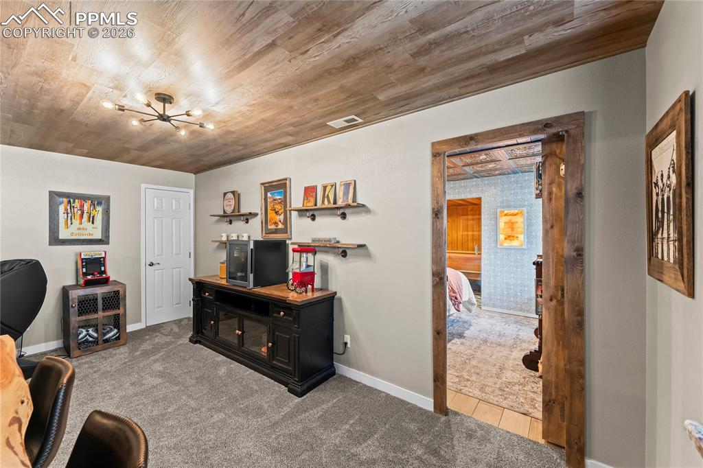 Image 36 of 50: Office