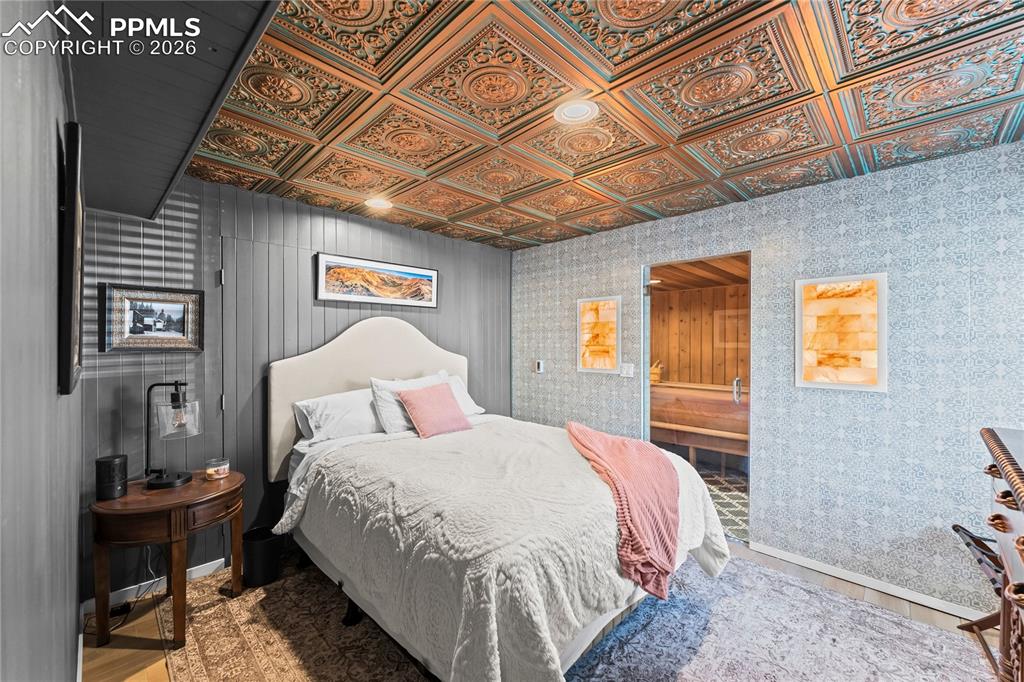 Image 37 of 50: Bedroom