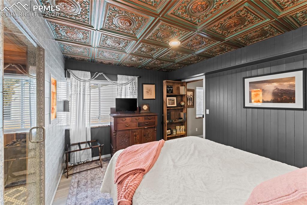 Image 38 of 50: Bedroom