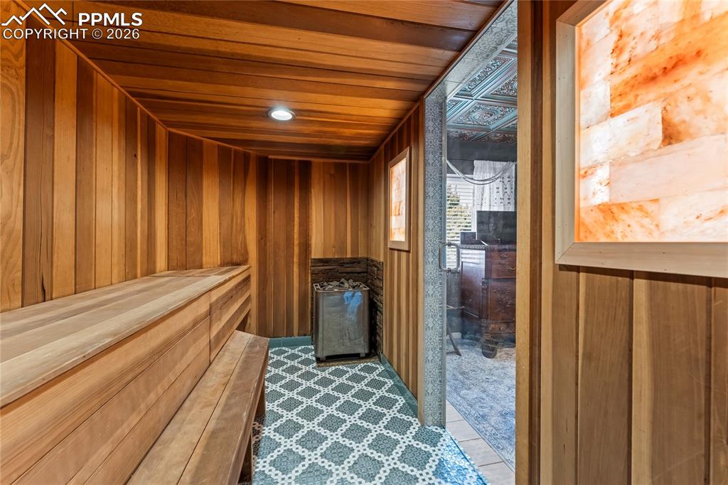 Image 39 of 50: Sauna