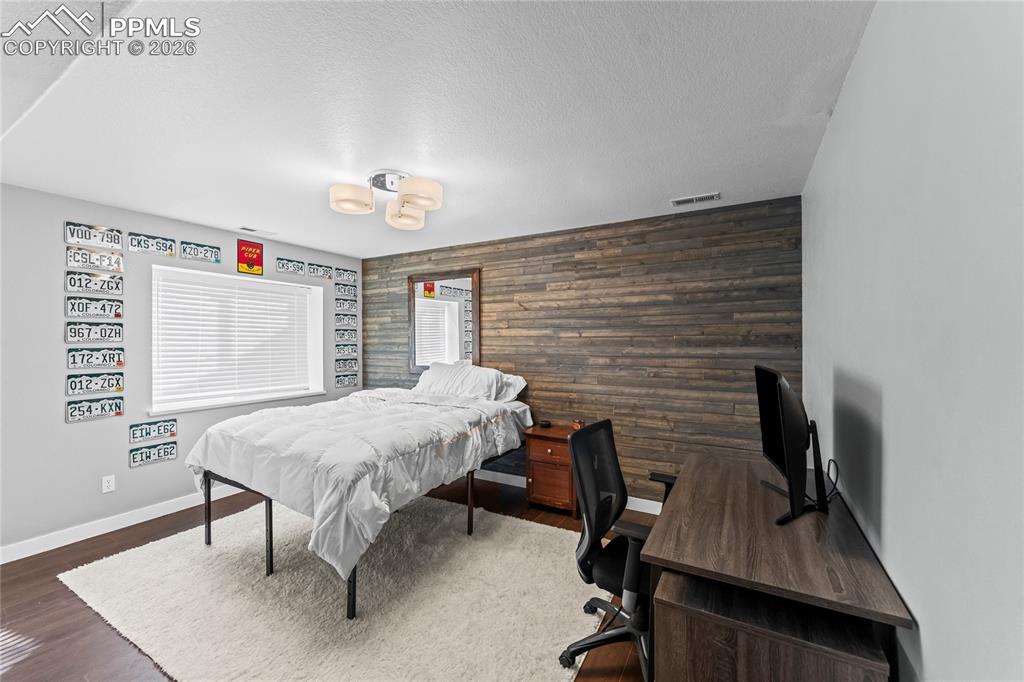 Image 43 of 50: Bedroom