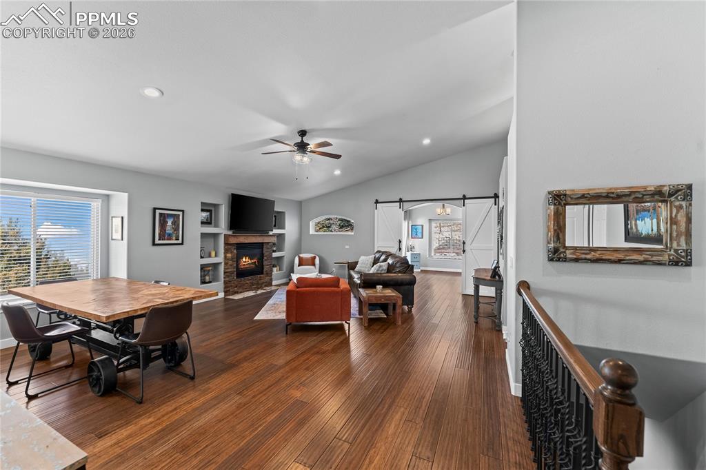 Image 7 of 50: Dining Area