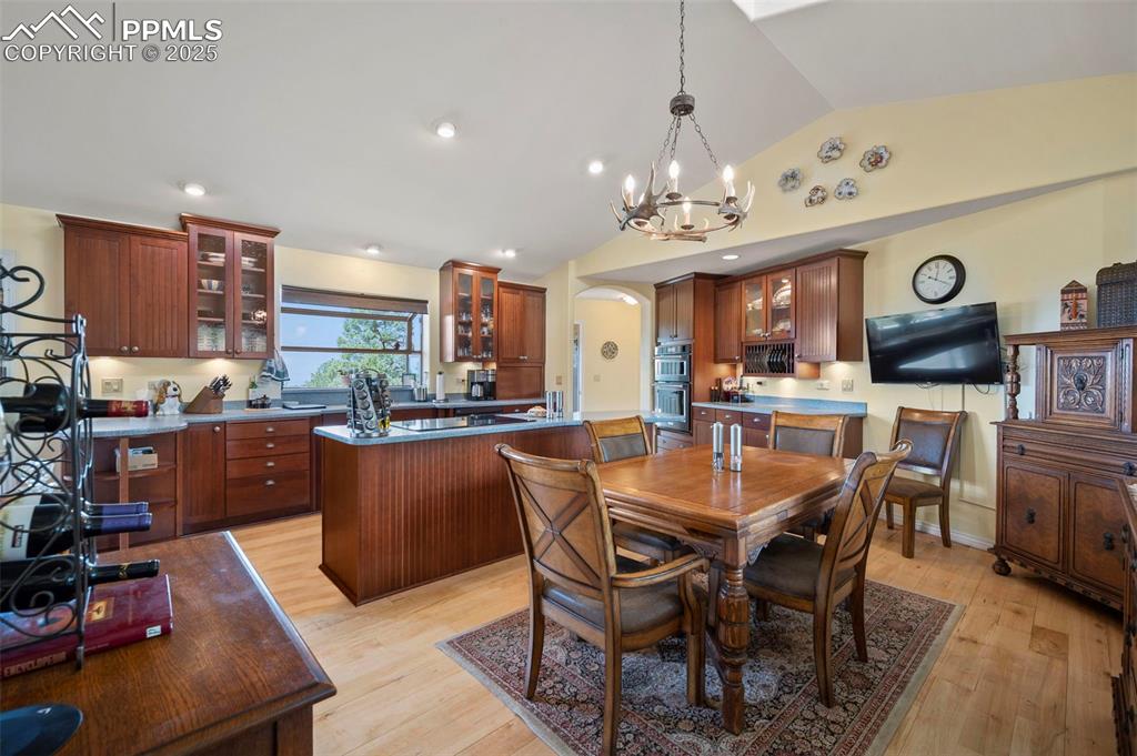 Image 11 of 45: Dining Area