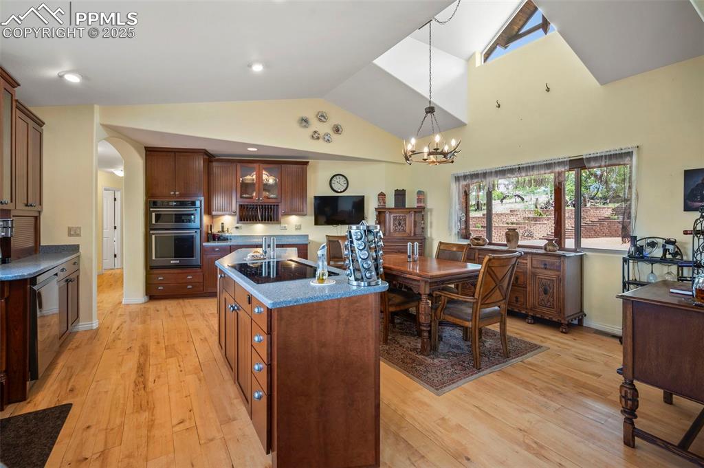 Image 14 of 45: Kitchen