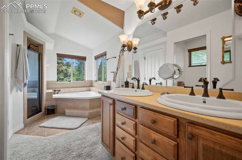 Image 17 of 45: Bathroom