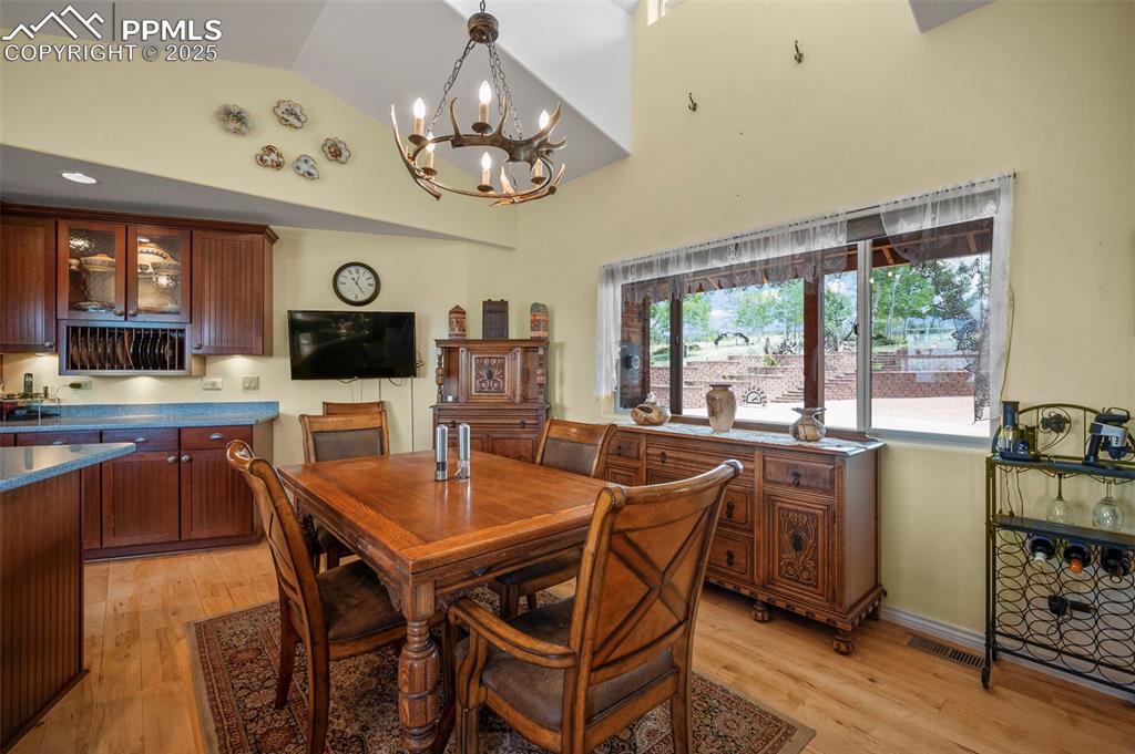 Image 22 of 45: Dining Area