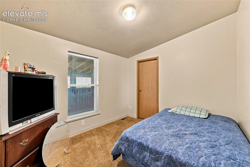 Image 14 of 27: Bedroom