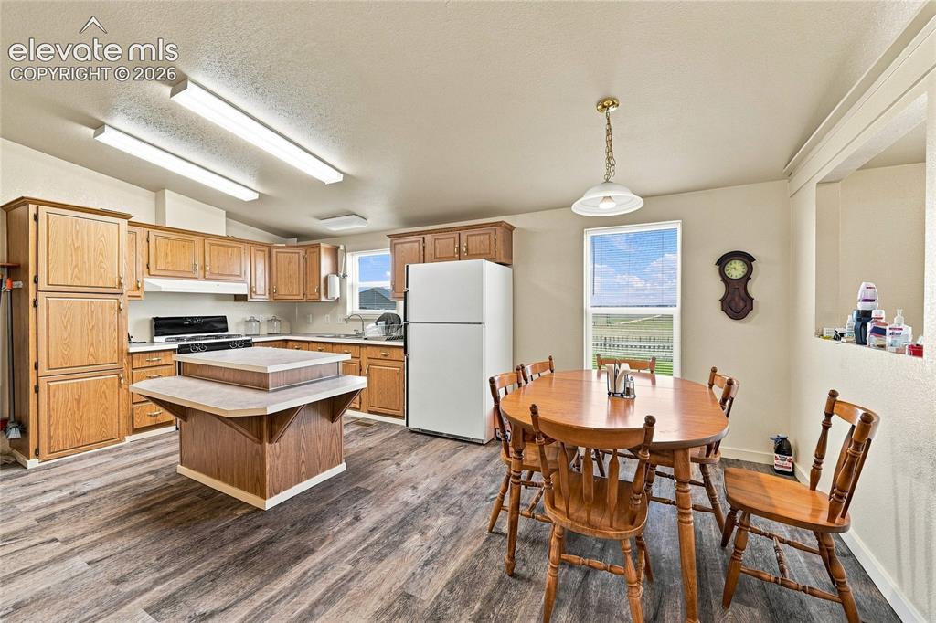 Image 7 of 29: Kitchen