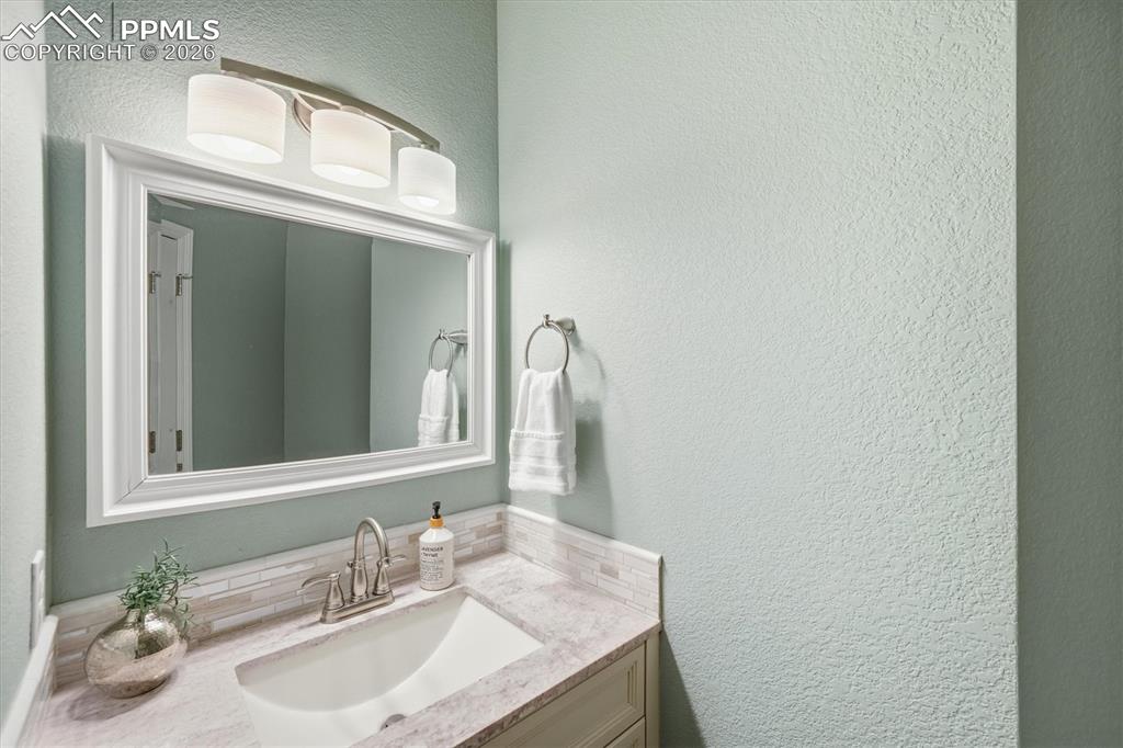 Image 17 of 49: Bathroom