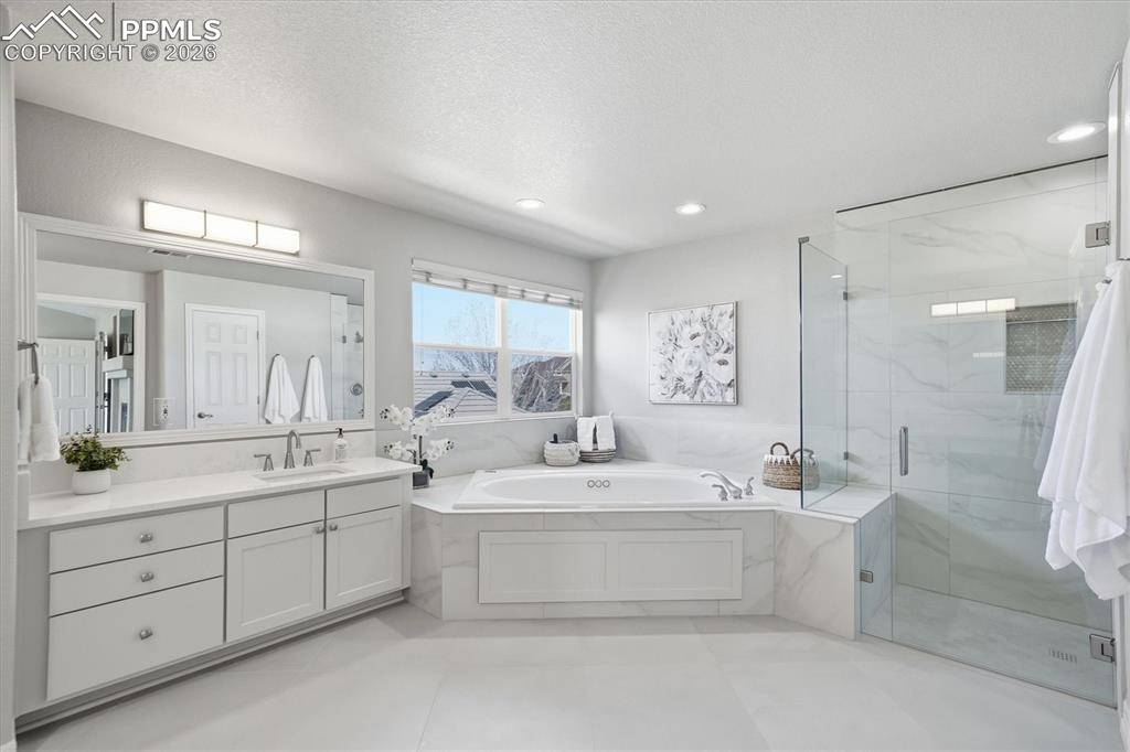 Image 21 of 49: Bathroom