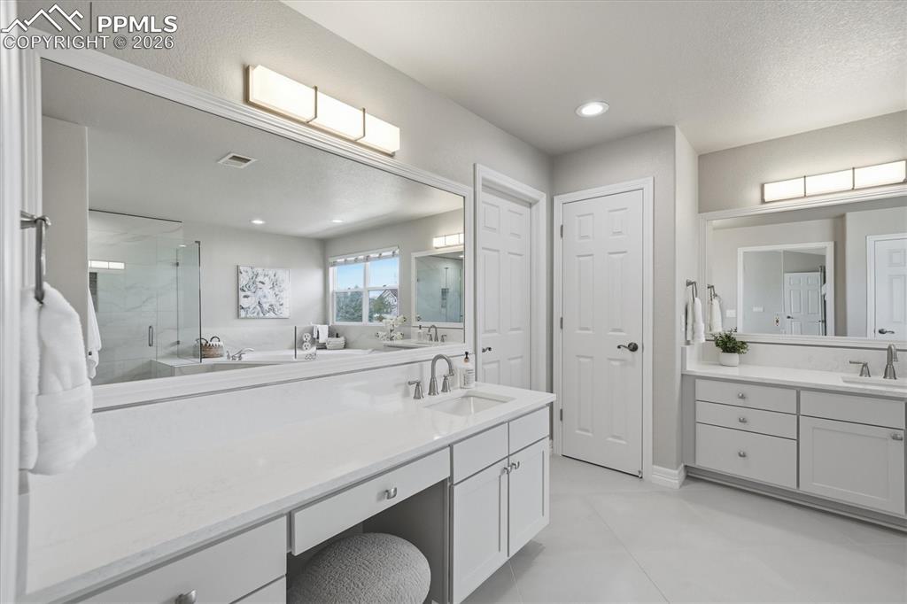 Image 22 of 49: Bathroom