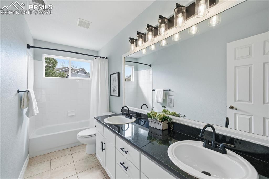 Image 26 of 49: Bathroom