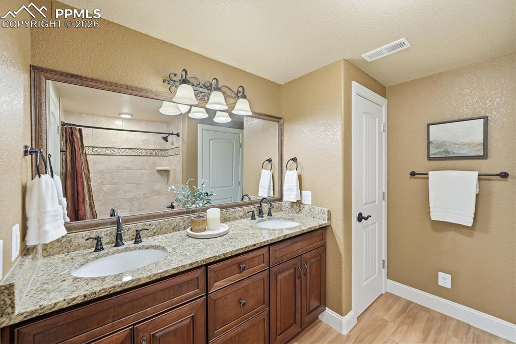 Image 34 of 49: Bathroom