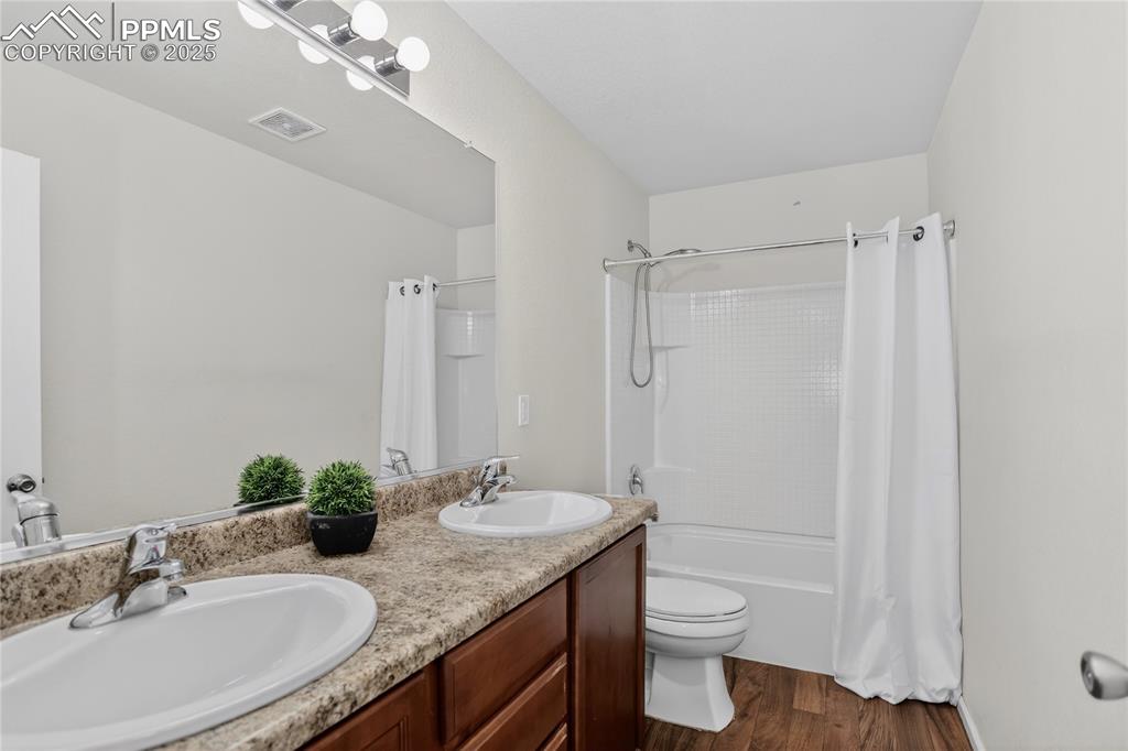 Image 15 of 20: Full bath - upper level