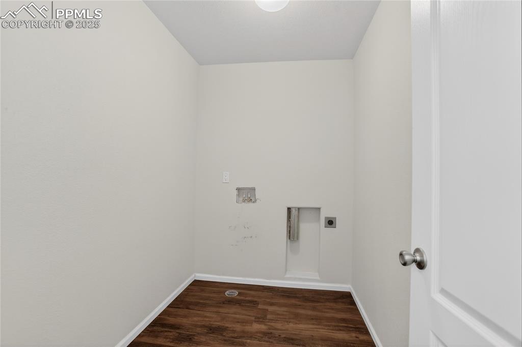 Image 16 of 20: Convenient upper level laundry