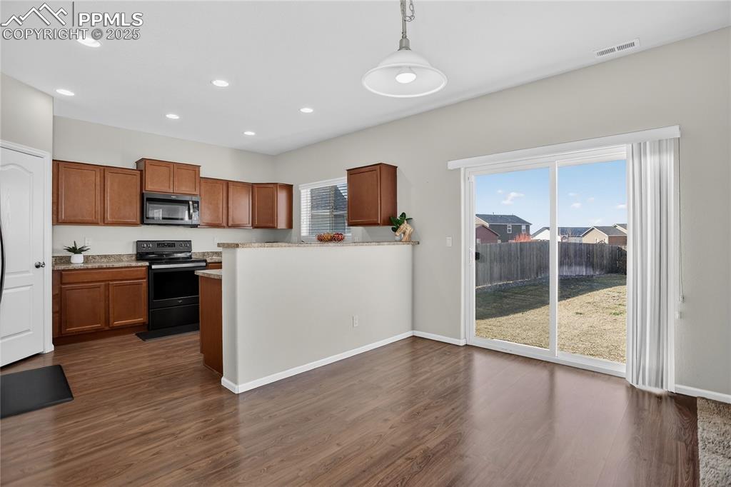 Image 5 of 20: Dining area w/ walk-out