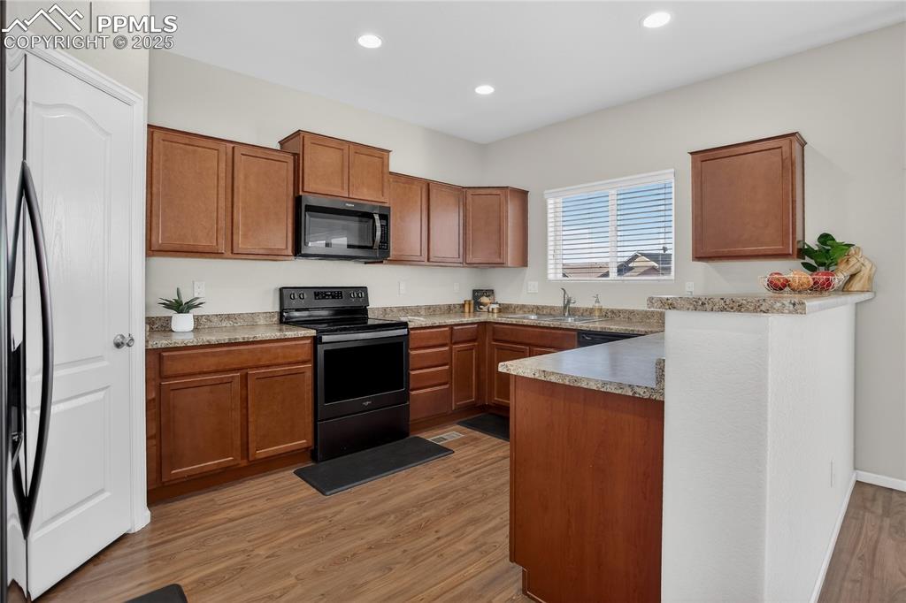 Image 6 of 20: Kitchen w/ breakfast bar