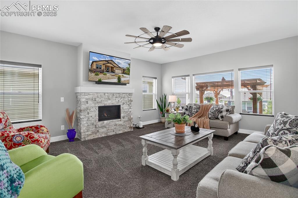 Image 10 of 38: Large living room