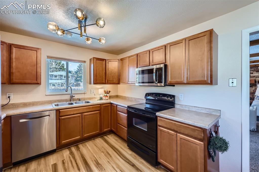 Image 10 of 28: Kitchen