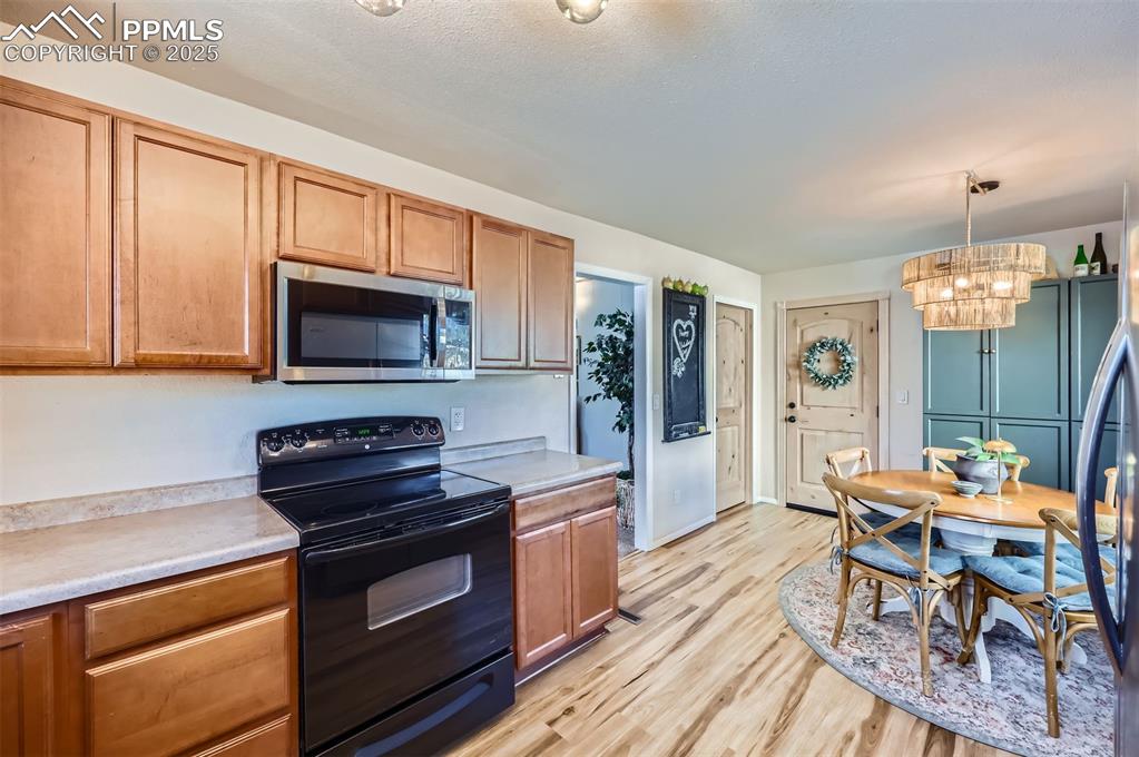 Image 11 of 28: Kitchen