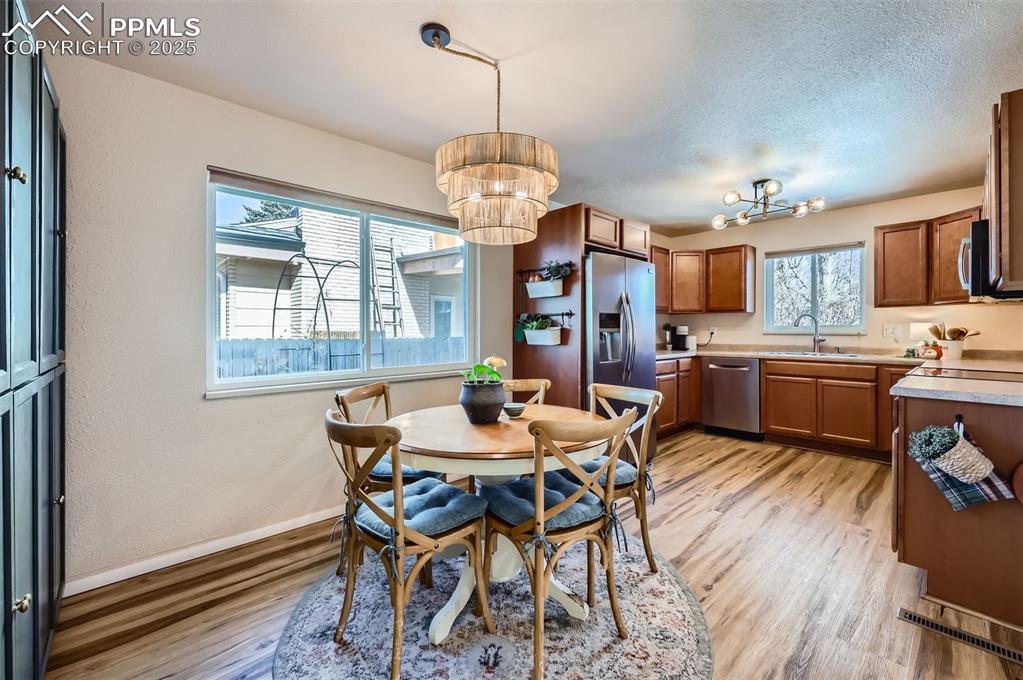 Image 13 of 28: Dining Area