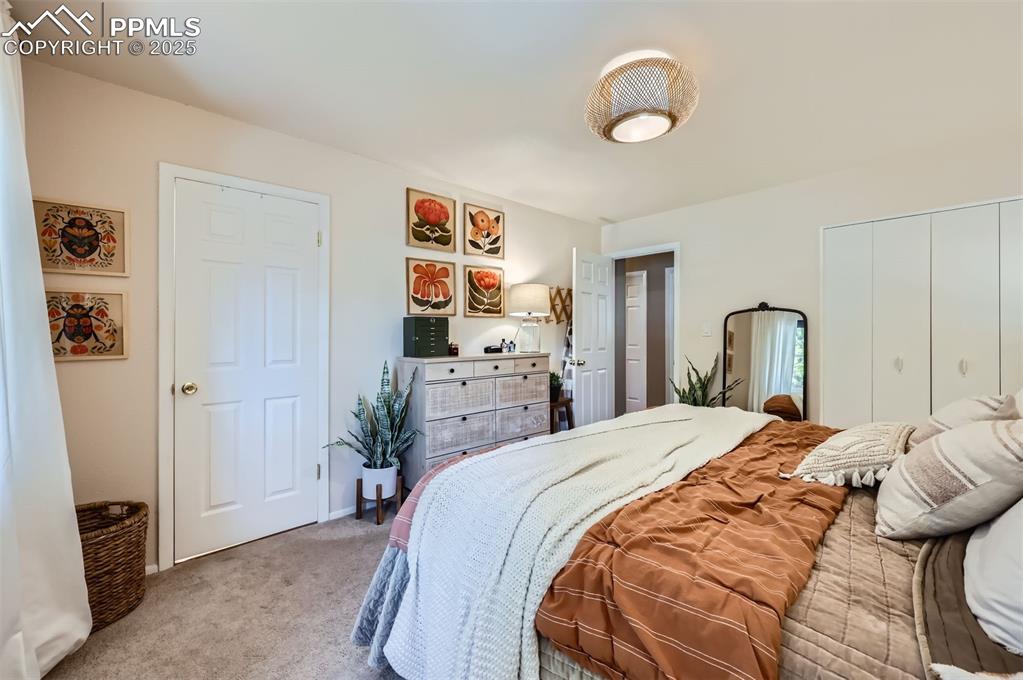 Image 15 of 28: Bedroom