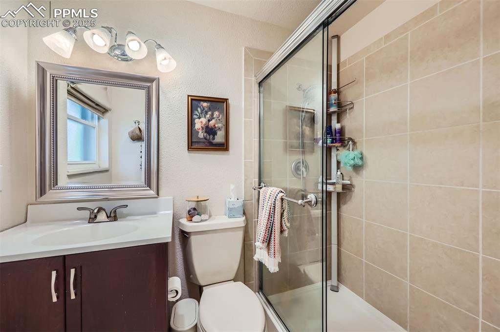 Image 16 of 28: Bathroom