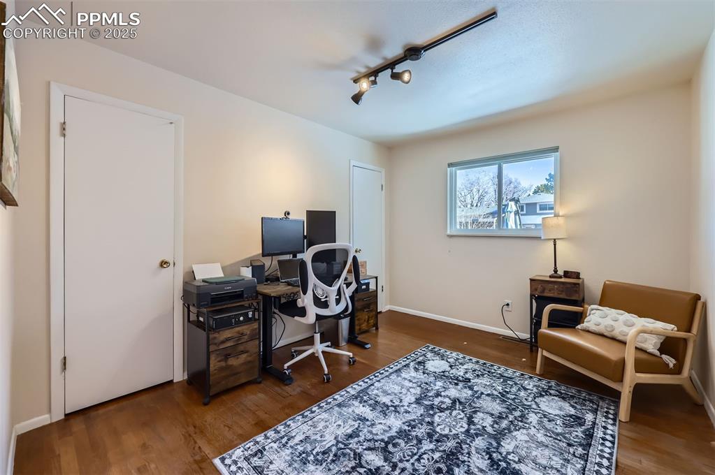 Image 17 of 28: Office