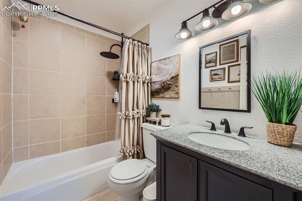 Image 19 of 28: Bathroom
