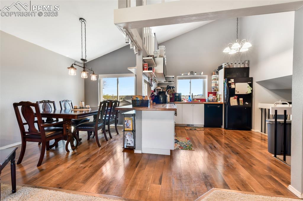 Image 10 of 50: Kitchen