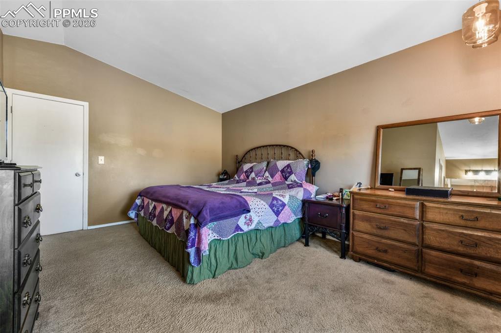 Image 12 of 50: Kitchen